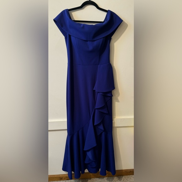 Betsy & Adam Women’s off shoulder side ruffle gown / Royal Blue / Size 8 - Picture 3 of 11